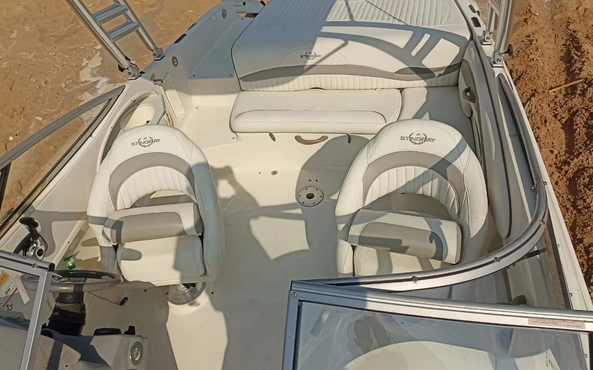 Stingray 235LR MY 2012